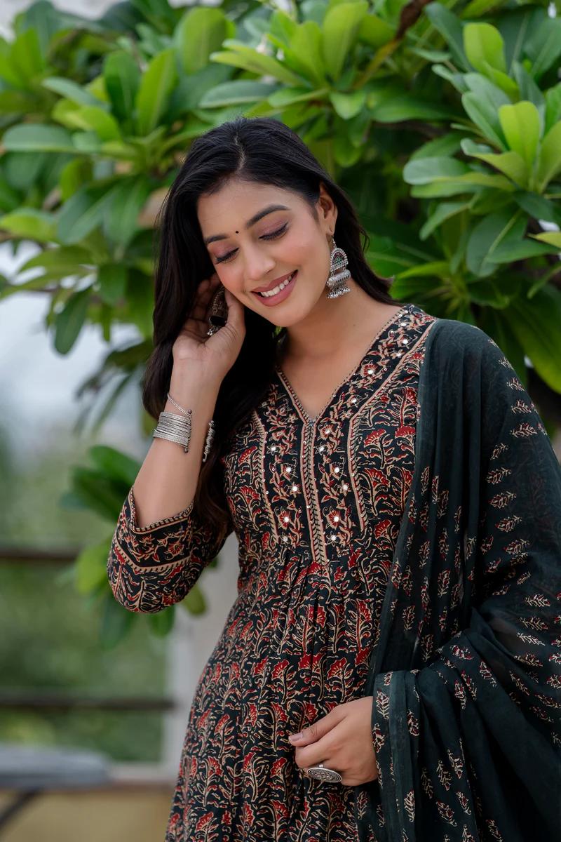 "Elegance, Embellished: Kurta pant with dupatta